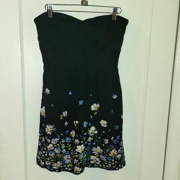 Kimchi Blue Dresses & Skirts - KimChi Blue Floral Strapless Black Dress SZ M